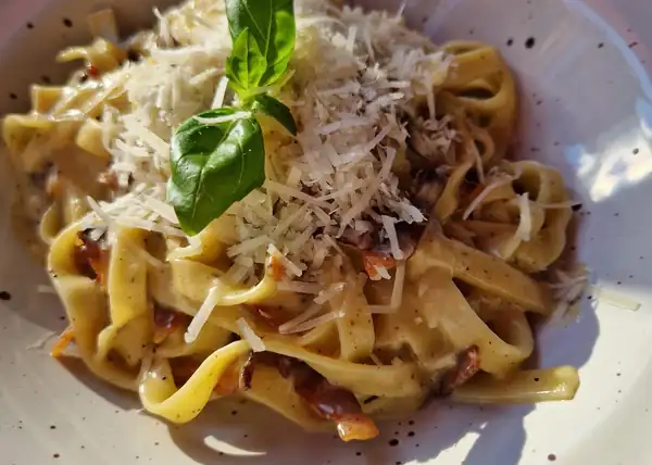 Makaron tagliatelle z parmezanem i bazylią